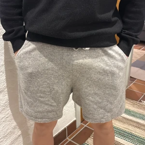 Davida Cashmere Shorts - Säljer ett par riktigt unika Cashmere shorts för dig som vill sticka ut. Shortsen kostar 1899kr nya. Skickat är 9/10, hör av er vid frågor:) kan gå ner vid en snabb affär;)