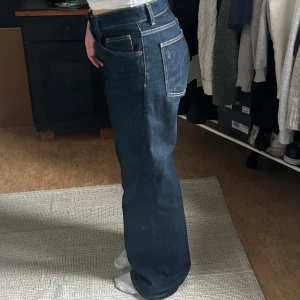Mörkblå jeans från Zara - Säljer ett par mörkblå jeans från Zara med raka ben. Storlek L men passar mig som är storlek M i jeans ☺️Perfekta för en avslappnad stil.