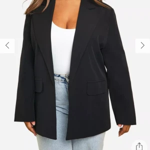 Kavaj - En kavaj i plus size är det perfekta plagget. Dina casual outfits blir lite mer uppklädda när du sätter en kavaj till. Det blir så enkelt att styla om från jeans och t-shirt till en snygg kvällslook. En plus size lång kavaj är en säsongsfavorit. Vi stylar den helst med matchande byxor och snygga klackar