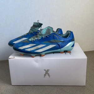 Adidas crazyfast+ - Tja, säljer mina crazyfast skor. Skick 8/10 och har inte använd de så mycket. En liten skada på höger skon annars inget farligt. Priset är inte hugget i sten så hör av dig om du är intresserad!! ( påse, låda och extra snören kommer med)