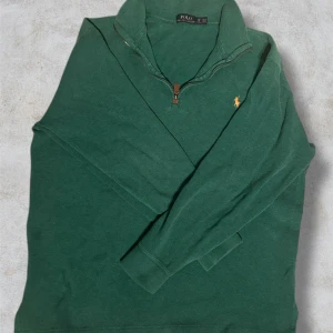 Polo Ralph Lauren Half Zip/ Quarter Zip - Polo Ralph Lauren Half Zip/ Quarter Zip  Mycket fint skick  Storlek Long/ Tall vilket motsvarar en herr XL Bredd: 62cm Längd: 72cm  Köp den nu via köp nu funktionen innan någon annan hinner före💸  Postar alltid inom 24h📦  Tveka inte att höra av dig om du har frågor🧐  Lägg ett prisförslag om du tycker det är för dyrt💸  Kolla min profil för andra fina kläder🛍️