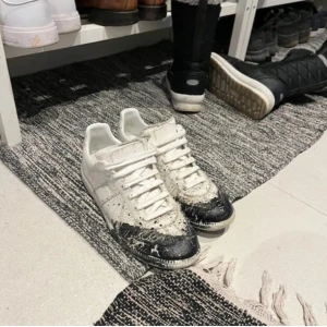 Maison Margiela - Tja säljer nu mina unika masion margielas i storlek 41 men passar 42 sick 8/10 använda men mycket kvar att ge. De som medkommer är box och två dustbags, pris 3000 men prutbart.