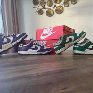 2 par Nike dunks - Tjena! Säljer två par Nike dunk lows. Det lila paret är ett par "Campionship" (Nya ca 2,5k) Köpte av en kompis (RIKTIGA) Det gröna paret är ett par "Lottery Pack" Dunks, Ca 4k nya. Det är nyskick på det lila paret. Väldigt bra skick på dom och inte använt så super mycket. Ganska bra skick på dom gröna (använt lite mer) Men ser fortfarande bra ut. Sulerna under ser bra ut. Låda till båda. Skriv för fler bilder. Gröna köpte jag själv. ÄKTA!! Buda på! Skriv! Dm frågor.. Lila=999 |||| Gröna =899kr. 