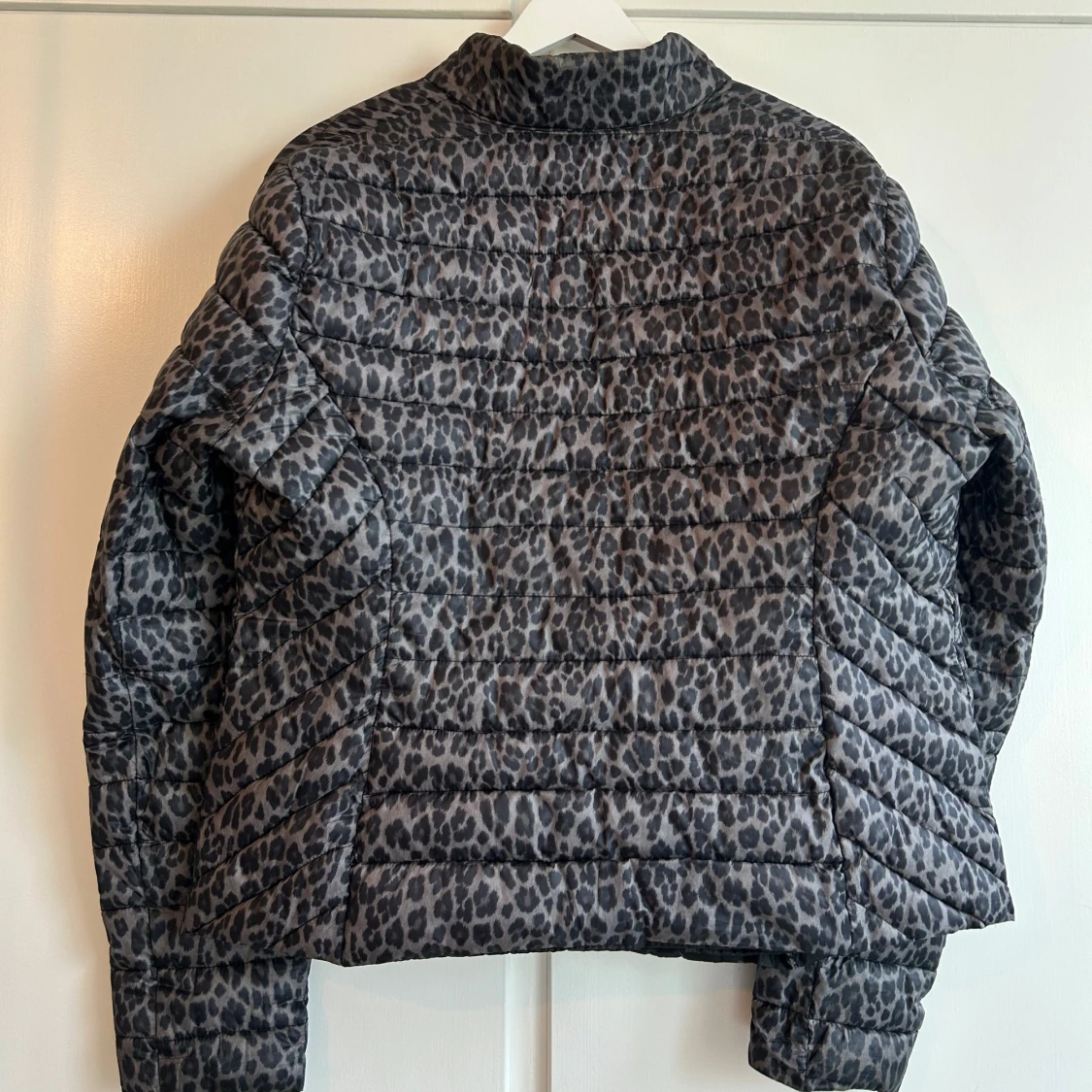 Grå leopardmönstrad pufferjacka - 2