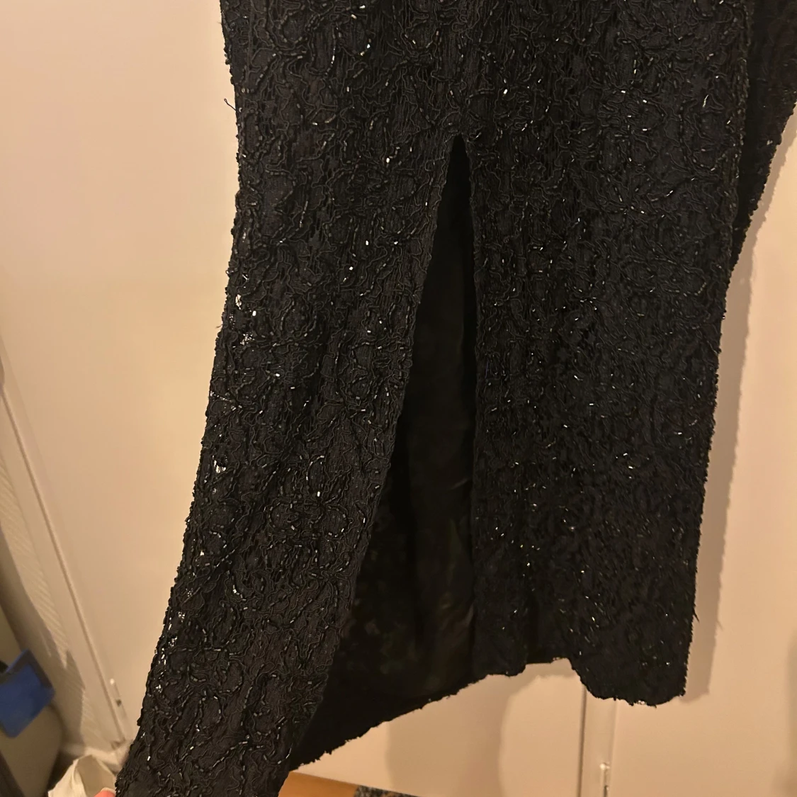 Svart spetsklänning med slits - 2