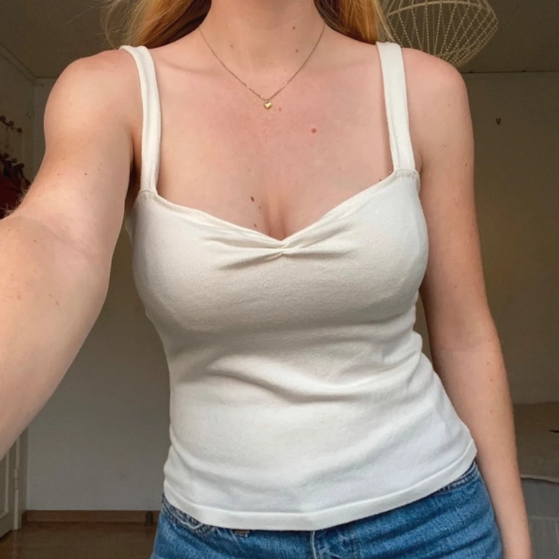 Vitt linne i stickat material med breda axelband