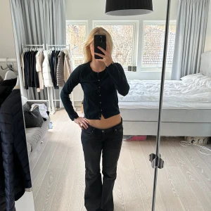 Svart kofta från Zara Knit - Säljer en stilren svart kofta från Zara Knit. Koftan har långa ärmar och knappar framtill. Perfekt för en enkel och klassisk look. Passar bra till både jeans och kjol. Storlek 164cm. Så fin! Den är typ jättemörkblå, nästan svart