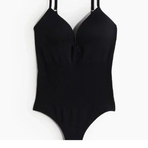 Svart body H&M - Snygg svart body från H&M med justerbara axelband. Den är aldrig använd men saknar prislapp🥰