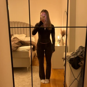 Brunt soft touch set - Säljer detta slutsålda settet från gina i brun färg! Kommer ej till användning och är i nyskick. Båda delarna är i storlek s🤎