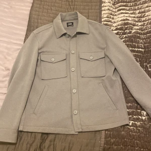 Grå overshirt från Zara - Säljer min gråa overshirt från Zara då jag inte använder den längre. Passar perfekt till våren och hösten. 