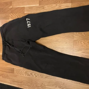 Fear Of God mjukis-byxor - Byxor av fear of god essentials. Inte använda.
