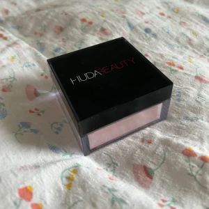 Huda Beauty setting puder - Säljer mitt eftertraktade puder eftersom det inte används mer🎀
