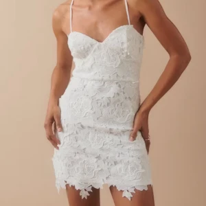 Perfekt studentklänning  - Vit klänning med spets. Perfekt för dig som tar studenten. Använt den endast en gång på studenten och är helt som ny. Storlek xs. Köpt för 699kr och säljer för 500kr, köpare står för frak🤍🤍