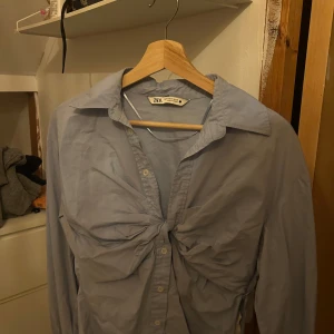 Ljusblå skjorta från Zara - Snygg ljusblå skjorta från Zara med knytning framtill,använd fåtal ggn 🩷🩷