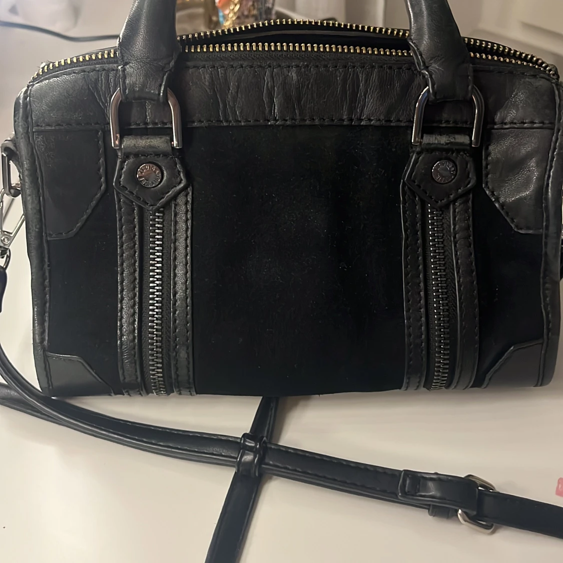 Svart axelväska med dragkedja - 2