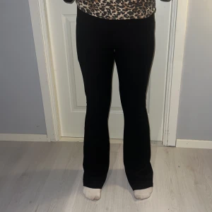 Svarta byxor från 157 -  Jättesnygga svarta kostymbyxor ! jag är 160 och de  jättelånga på mig! Original pris 250kr