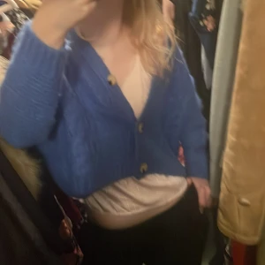 Blå kofta från NOWOMENSLABEL. - Säljer en mysig och skön blå stickad kofta från NOWOMENSLABEL. Koftan har ett fint flätmönster och stora knappar framtill. Perfekt för kyligare dagar med sin varma och bekväma design. 💙