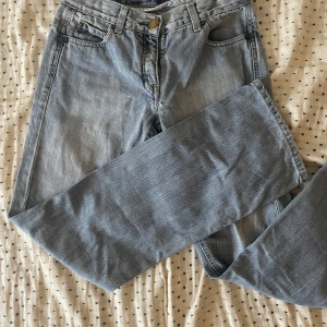 Low waist vintage jeans från Tommy hilfiger  - Jätte fina vintage ljus blåa lowwaist jeans från Tommy hilfiger. Säljer pågrund av att dem är för små för mig. Skulle säga att dem passar XXS 💓