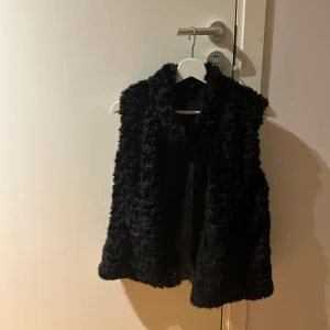 Pälsväst  - Säljer denna coola västen i päls. Den är från zaras barnavdelning men motsvarar en storlek S. 