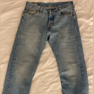 Levis 501 ljusblå jeans - Säljer mina Levis 501 jeans i färgen ljusblå. Sparsamt använda, inga skavanker. Storlek W30 L32. 