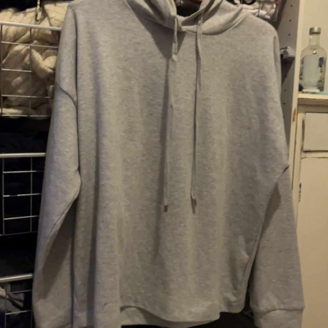 Grå hoodie med dragsko - 1