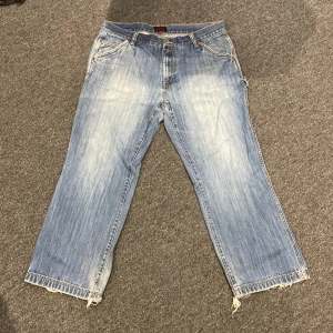 Feta baggy jeans - Sköna baggy jeans helt ok använda. 36/32 Ett hål vid innerbenet men syns inte och går att sy enkelt!