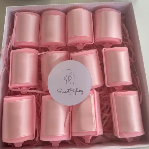 Papiljotter från Smart Styling - Säljer ett set med rosa hårspolar från SmartStyling. Perfekta för att skapa voluminösa lockar. De är lätta att använda och ger ett jämnt resultat. Perfekt för en glamorös look!🩷🌸 Säljer 12 stycken mellan storlek men går även att beställa 12 stora eller 12 små, det finns också möjlighet välja 12 stycken papiljotter i olika storlekar. Hör av dig om du önskar annan storlek än de mellan😊🩷Aldrig använt!!🌸