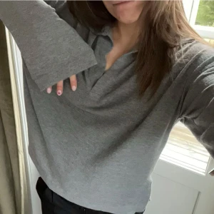 Grå tröja från Gina Tricot - Säljer en stilren grå tröja från Gina Tricot. Tröjan har långa ärmar och en avslappnad passform, perfekt för en casual look. Den är tillverkad i ett mjukt material som känns skönt mot huden.