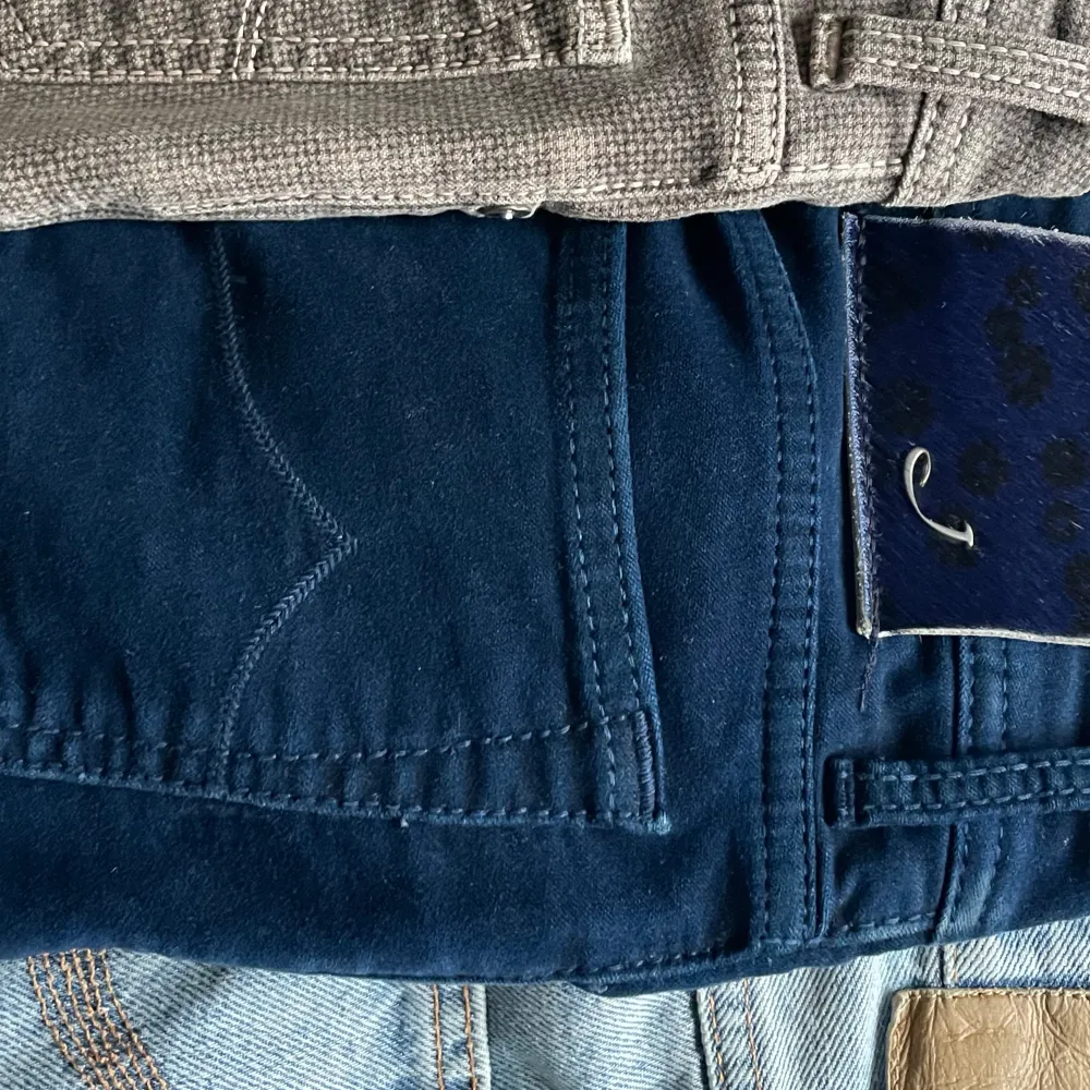 Jacob Cohen jeans i jätte fint skick, sitter ca 29x32, typ sammetsmaterial, slim passform.. Farkut & Housut.