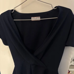 Mörkblå omlottopp från Holly & Whyte - Mörkblå omlottopp från Holly & Whyte storlek S