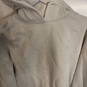 Vit hoodie från LeGer - Säljer en vit hoodie från LeGer. Den har en klassisk design med en bekväm huva och långa ärmar. 