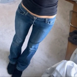  jeans - Snygga blå bootcut jeans med låg midja. I gott skick från Tommy hilfiger i modell ultra los Rise. Skulle säga att de passar en person som är 163-168❤️