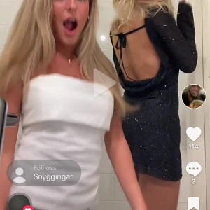 Glitter klänning  - Superfin glittrig klänning med öppen rygg och snörning! Perfekt till nyår, utgång eller fest! Sparsamt använd.✨🍾