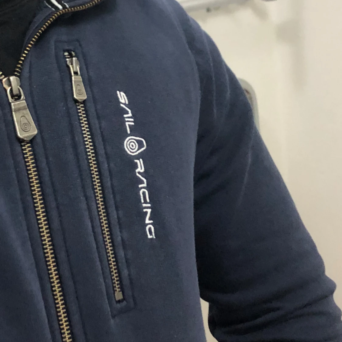 Marinblå hoodie från Sail Racing