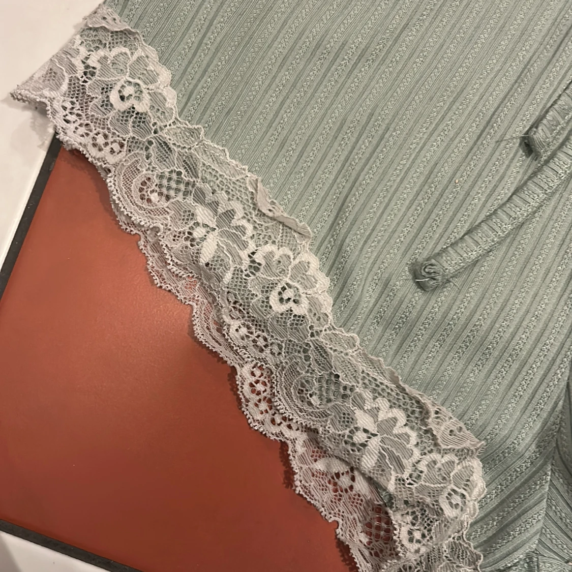 Grön ribbad linnetopp med spetsdetaljer - 1