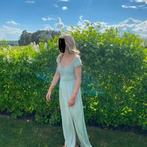 Ljusgrön balklänning - Superfin ljusgrön balklänning med slits🩷