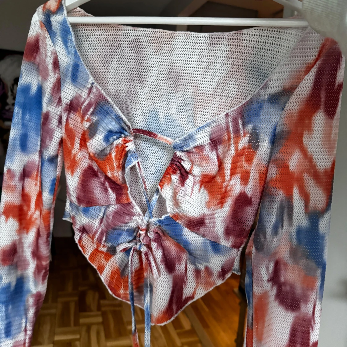 Färgglad långärmad topp med knytning - 1