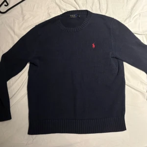 Ralph lauren stickad - Säljer en skitsnygg stickad tröja från Ralph lauren. Skick 7/10. Storlek S. Perfekt nu till våren😉. Fråga gärna vid funderingar. Pris kan sänkas vid snabb affär💯(obs! Litet hål i nacken på tröjan! Se bild 5)