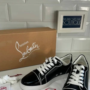 Svarta sneakers från Christian Louboutin - Tjena säljer ni mina riktigt feta Christian Louboutin med vit snörning och en ikonisk röd sula som sticker ut ordentligt.   Perfekta för att lyfta vilken outfit som helst med dessa glansiga Louboutin skorna.  Storlek 44   Kvitto och skolåda följs med   För mer information via dm
