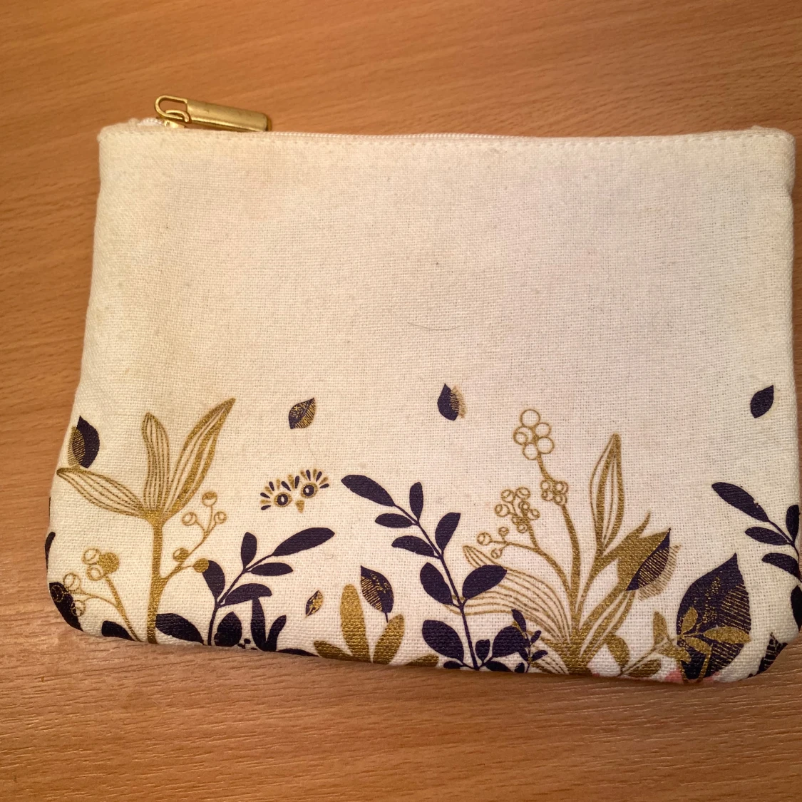 Vit blommig necessär  med dragkedja - 1