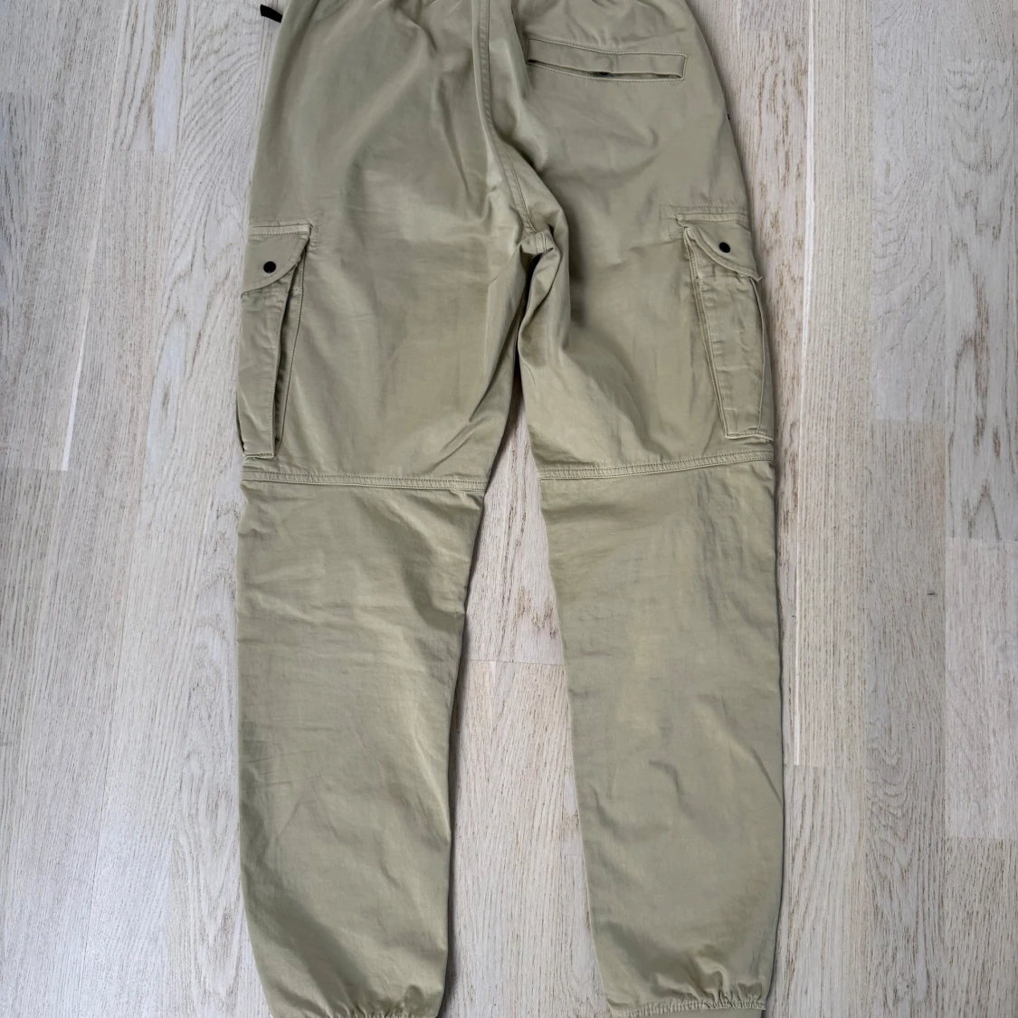 Beige cargobyxor från Stone Island - 1