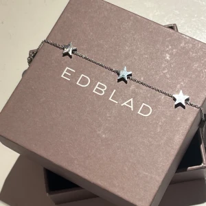 Edblad armband rostfritt stål silver med stjärnor - Silvrigt armband från edblad med stjärnor på ✨ Armbandet är gjort i rostfritt stål / stainless steel och kostade ursprungligen 349kr 🤗 Den har flera “öglor” så du kan justera armbandet till din längd. Skriv om du har frågor om längd eller något annat. 💞Armbandet kommer i original förpackning  Vintage jewelry edblad armband stjärnor miss me true religion maria nilsdotter silver bracelet Stockholmsstil y2k 2000s 90s rhinestone shopper hip hop thrift office 925 italian charm bracelet stainless stee