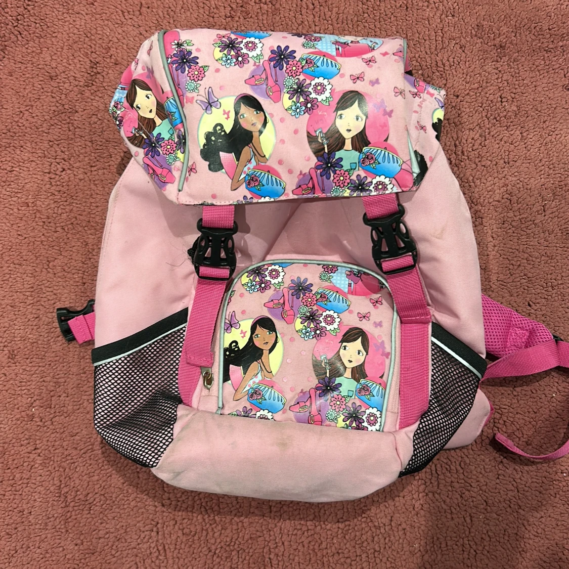 Rosa ryggsäck med tecknade figurer