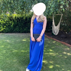 Balklänning  - Säljer denna jättefina balklänningen som jag hade på min kärra middag i nian. Endast använd en gång så den är i jättefint skick 💝 pris kan diskuteras! 