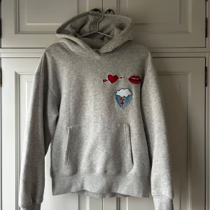 Grå hoodie med tryck - Säljer en grå hoodie med coola tryck!!
