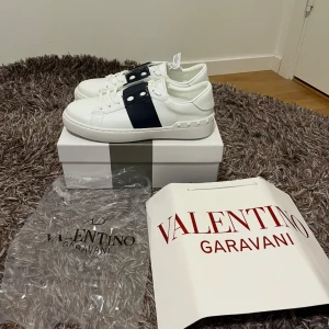 Valentino opens mörkblå  - Säljer nu ett par oanvända samt helt nya rep valentino opens i storlek 43. Allt på bilderna medföljer och om ni har någon fundering så är det bara att fråga!