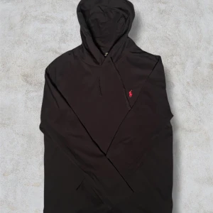 Svart Polo Ralph Lauren Hoodie - Svart Polo Ralph Lauren Hoodie Storlek L Mycket fint skick  Köp den nu via köp nu funktionen innan någon annan hinner före💸  Postar alltid inom 24h📦  Tveka inte att höra av dig om du har frågor🧐  Lägg ett prisförslag om du tycker det är för dyrt💸  Kolla min profil för andra fina kläder🛍️