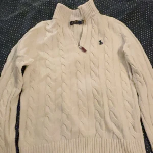 Polo ralph lauren halv zip  - Nästan helt oöanvänd bra kvalité, köpt från zalando, pris kan diskuteras.