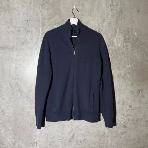 Massimo Dutti Tröja - Massimo Dutti Tröja | Skick 8/10 | Storlek M | Modellen är ungefär 185 cm lång | Hör av dig vid minsta fundering! 