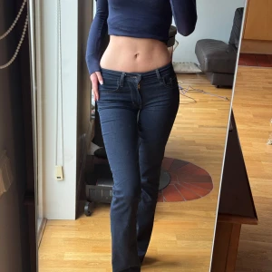 Levis low waist jeans - Sytt ner de så att de blivit low waist.